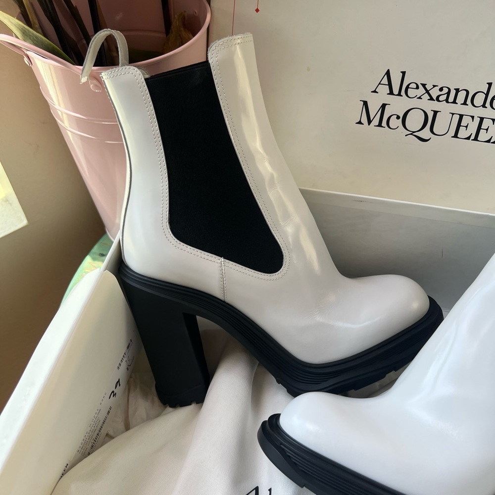 ONE DAY SALE✨

 ❤️ALEXANDER MCQUEEN tread heeled Chelsea boot in ivory/black - Picture 3 of 13